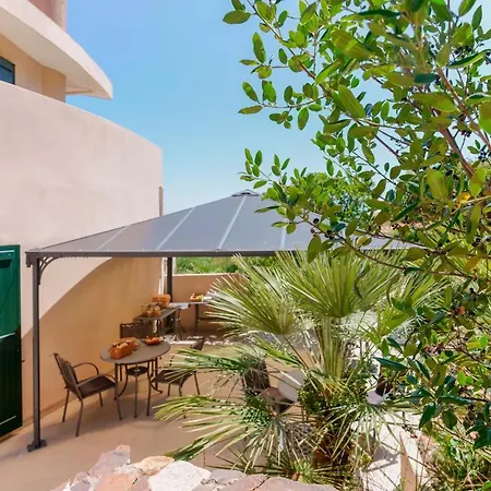 לינה וארוחת בוקר Zola