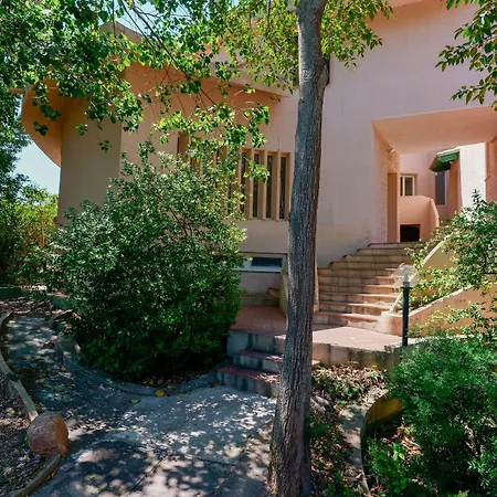 Zola לינה וארוחת בוקר 4*